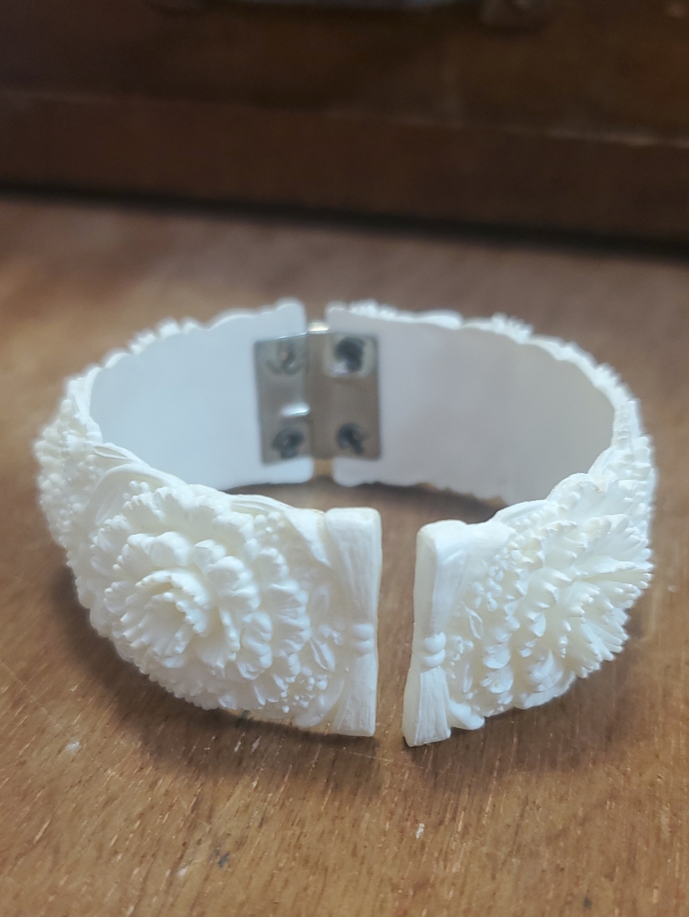 Bracelet Vintage Wedding Cake Floral White Celluloid Hinged Featherlike 5.5" D